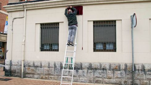 Descubrimiento de la placa de la nueva calle de la Policía Nacional en León | Peio García (ICAL)