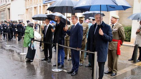 Descubrimiento de la placa de la nueva calle de la Policía Nacional en León | Peio García (ICAL)