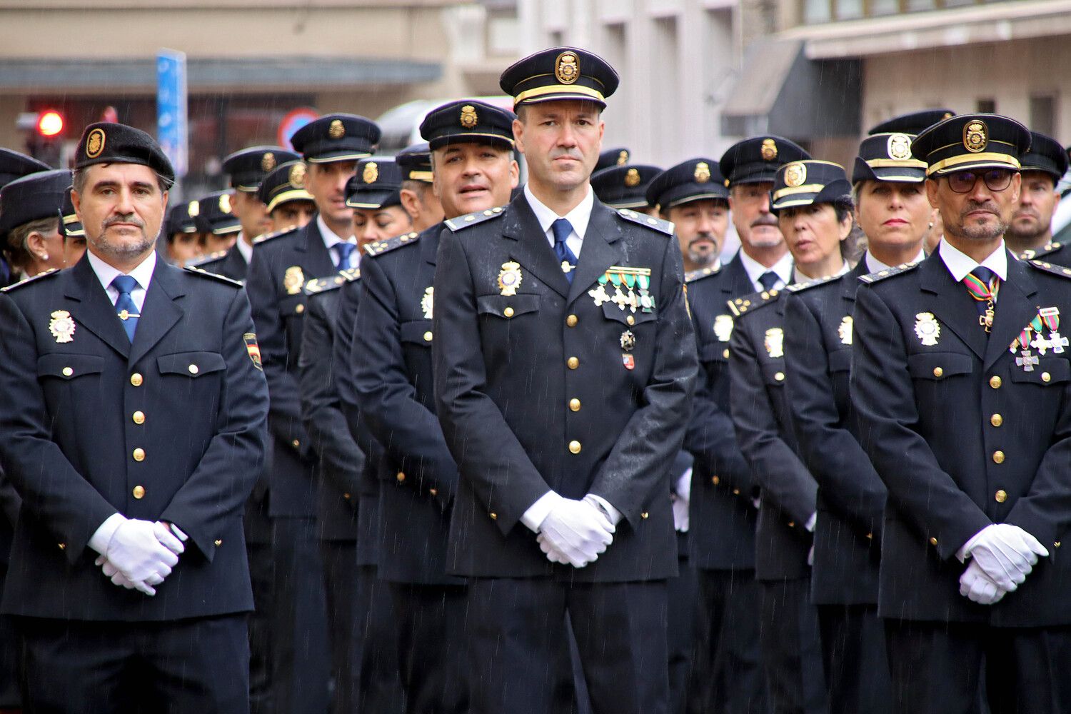 Descubrimiento de la placa de la nueva calle de la Policía Nacional en León | Peio García (ICAL)