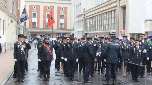 Descubrimiento de la placa de la nueva calle de la Policía Nacional en León | José Martín