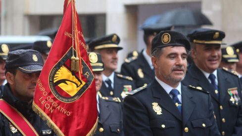 Descubrimiento de la placa de la nueva calle de la Policía Nacional en León | José Martín