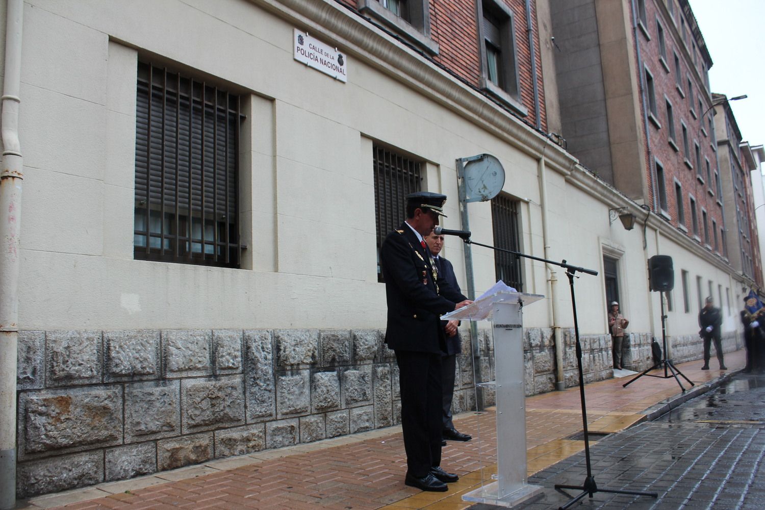 Descubrimiento de la placa de la nueva calle de la Policía Nacional en León | José Martín