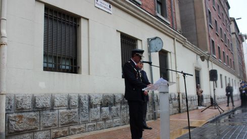 Descubrimiento de la placa de la nueva calle de la Policía Nacional en León | José Martín
