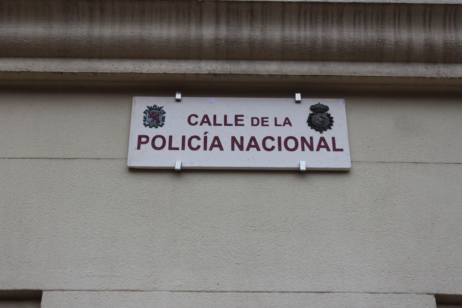 Descubrimiento de la placa de la nueva calle de la Policía Nacional en León | José Martín