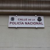 Descubrimiento de la placa de la nueva calle de la Policía Nacional en León | José Martín