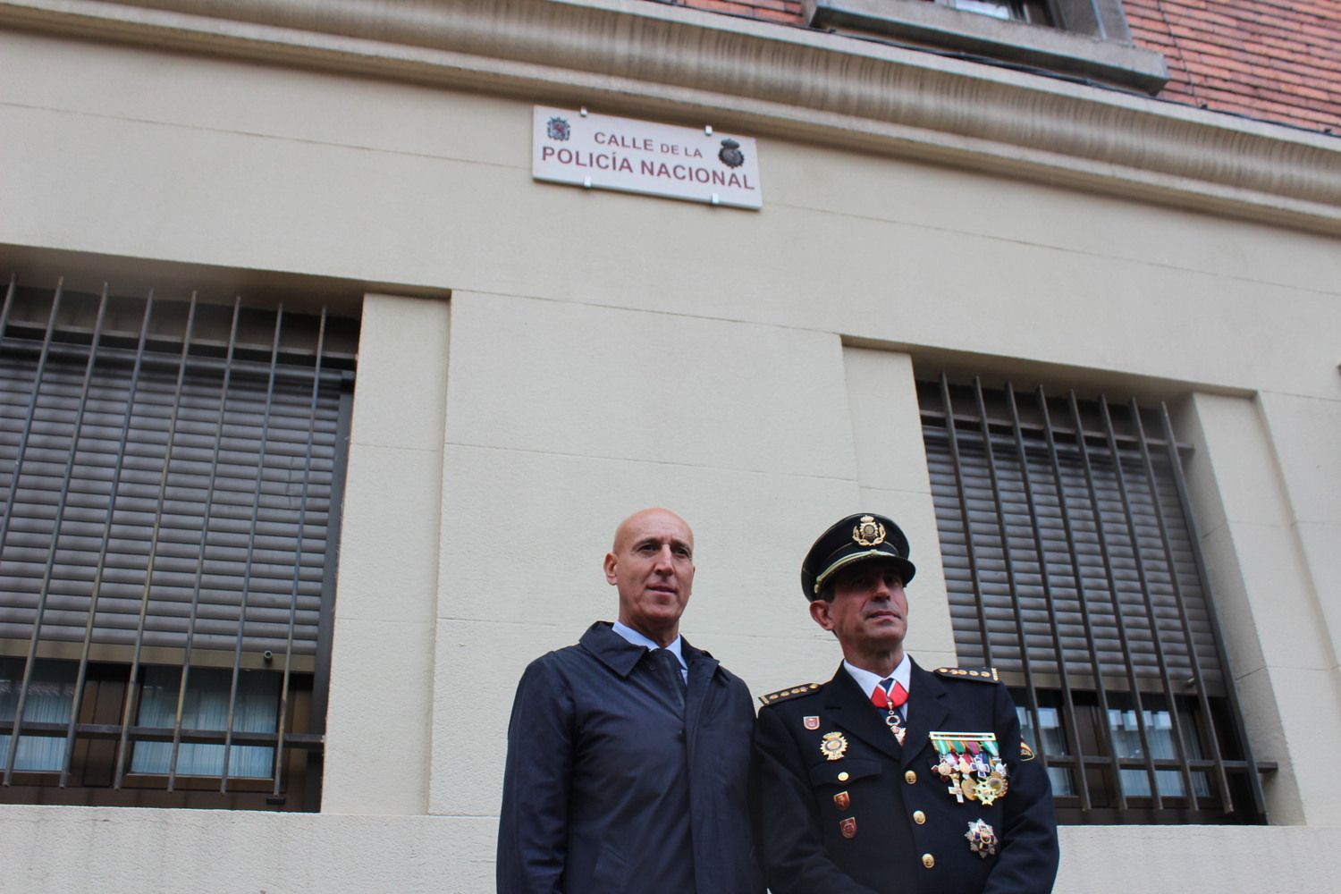 Descubrimiento de la placa de la nueva calle de la Policía Nacional en León | José Martín