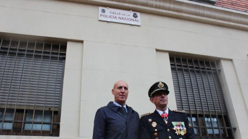 Descubrimiento de la placa de la nueva calle de la Policía Nacional en León | José Martín