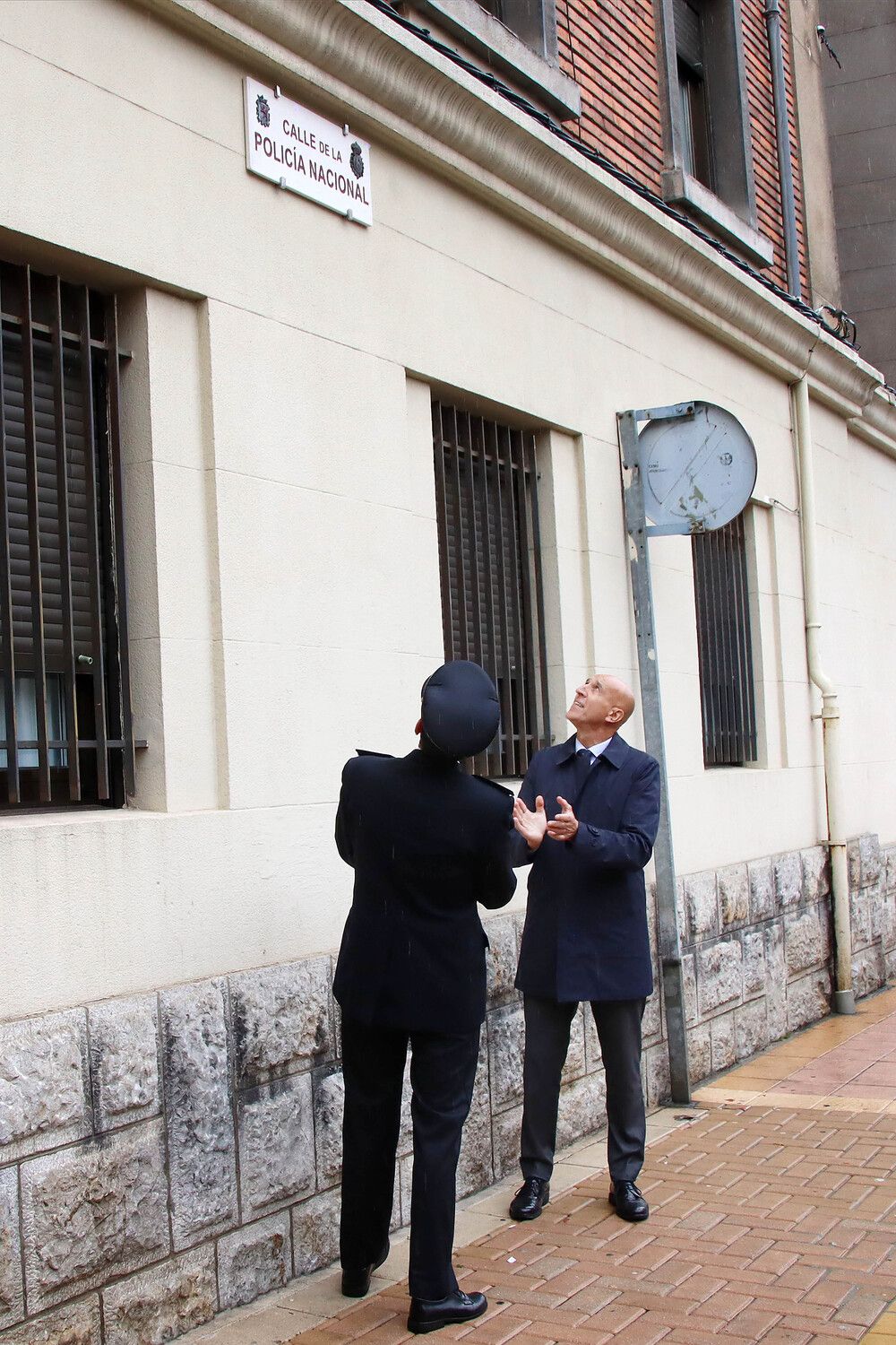 Descubrimiento de la placa de la nueva calle de la Policía Nacional en León | Peio García (ICAL)