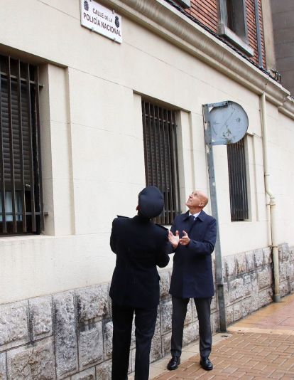 Descubrimiento de la placa de la nueva calle de la Policía Nacional en León | Peio García (ICAL)