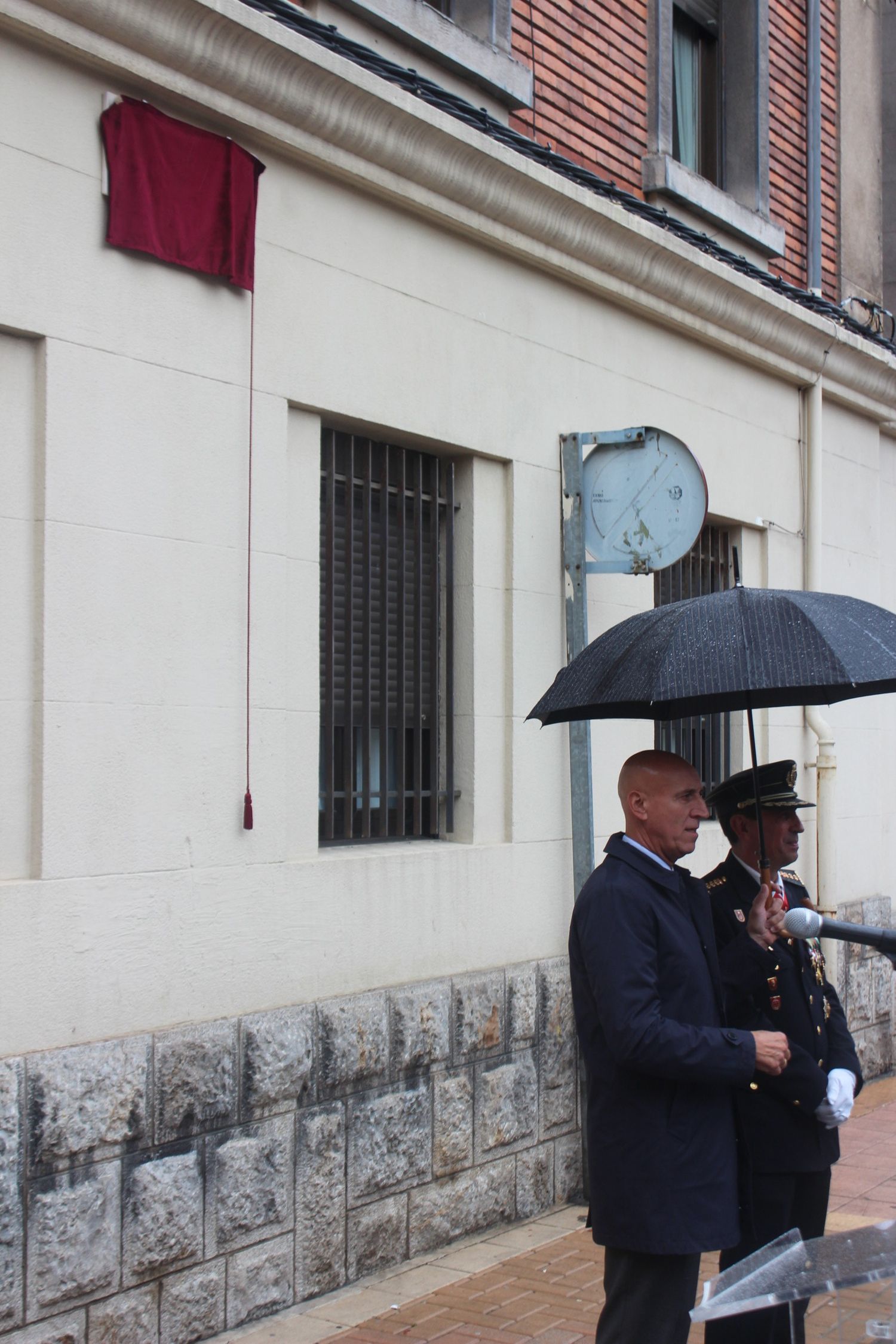 Descubrimiento de la placa de la nueva calle de la Policía Nacional en León | José Martín