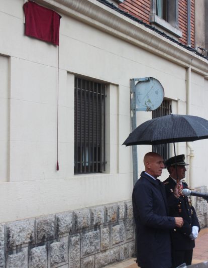 Descubrimiento de la placa de la nueva calle de la Policía Nacional en León | José Martín