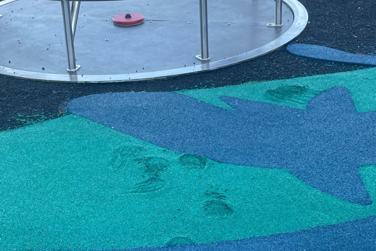 Vandalizan el parque infantil de Villaobispo