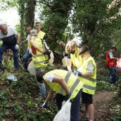 Recogida de basura en las orillas del río Pisuerga | Rubén Cacho / ICAL