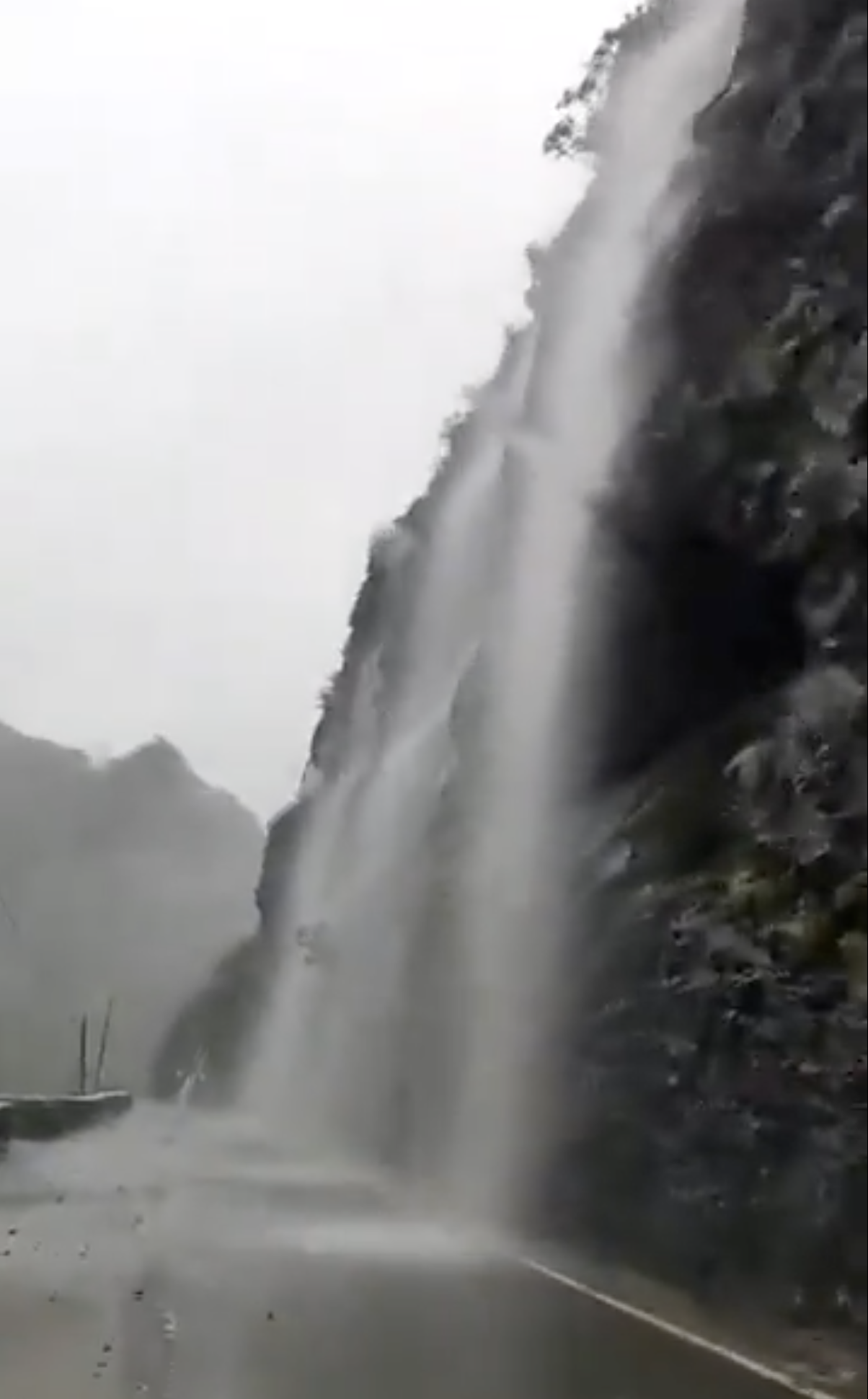 Cascadas en la N-621 en el paraje de la Hoz de Llánaves (León)