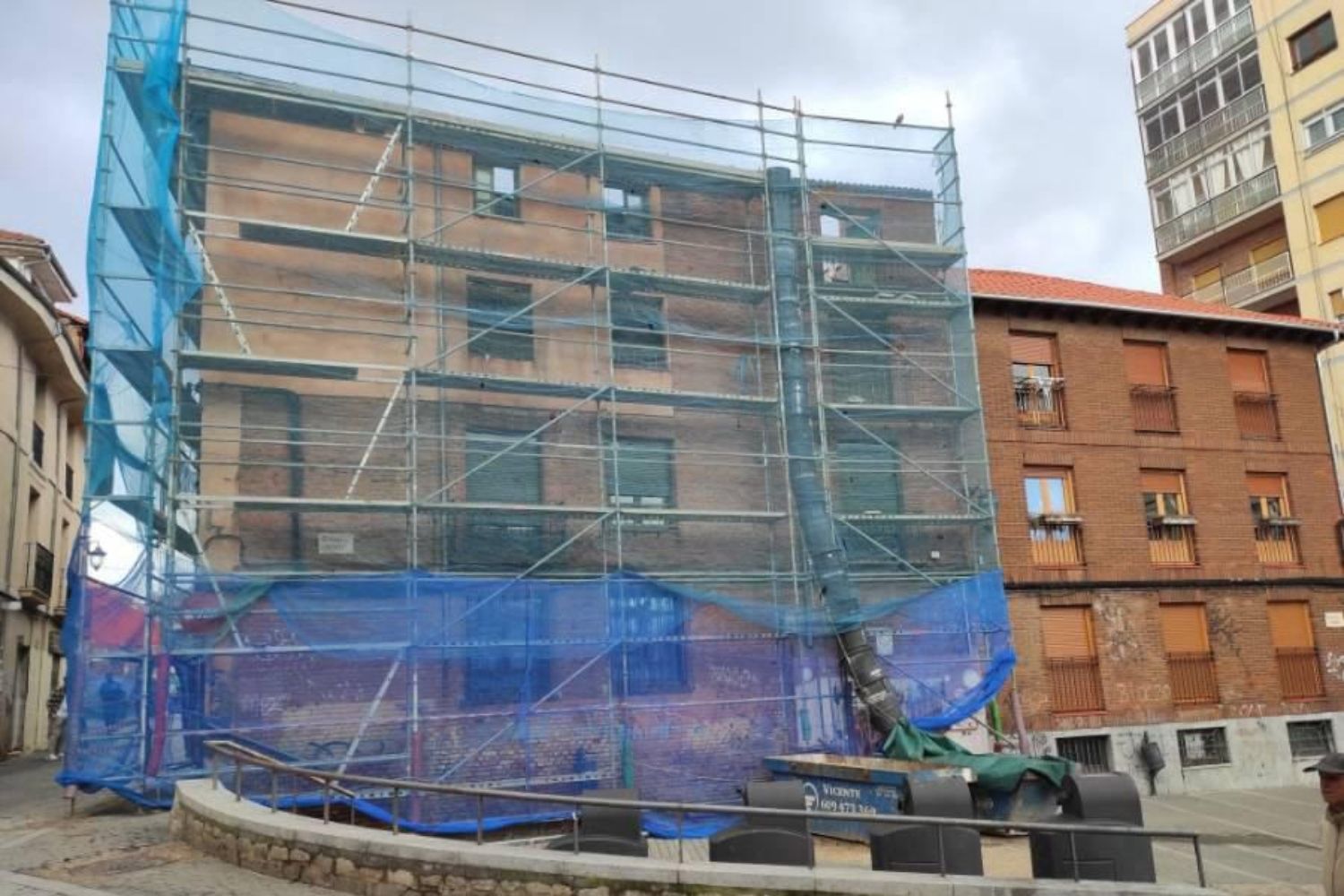 El derrumbe de un edificio en obras en el centro de León obliga al desalojo de dos inmuebles cercanos