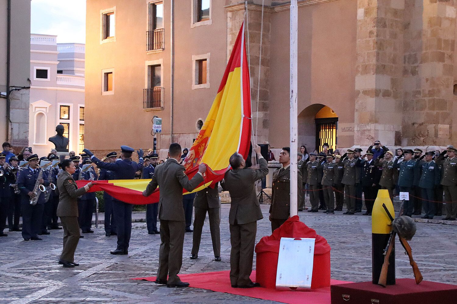 Arriado de bandera y retreta militar en vísperas del Día de la Fiesta Nacional