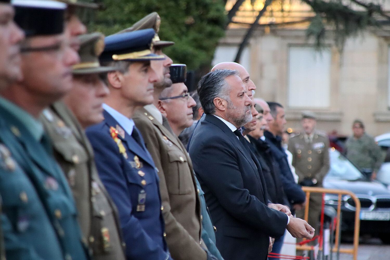 Arriado de bandera y retreta militar en vísperas del Día de la Fiesta Nacional