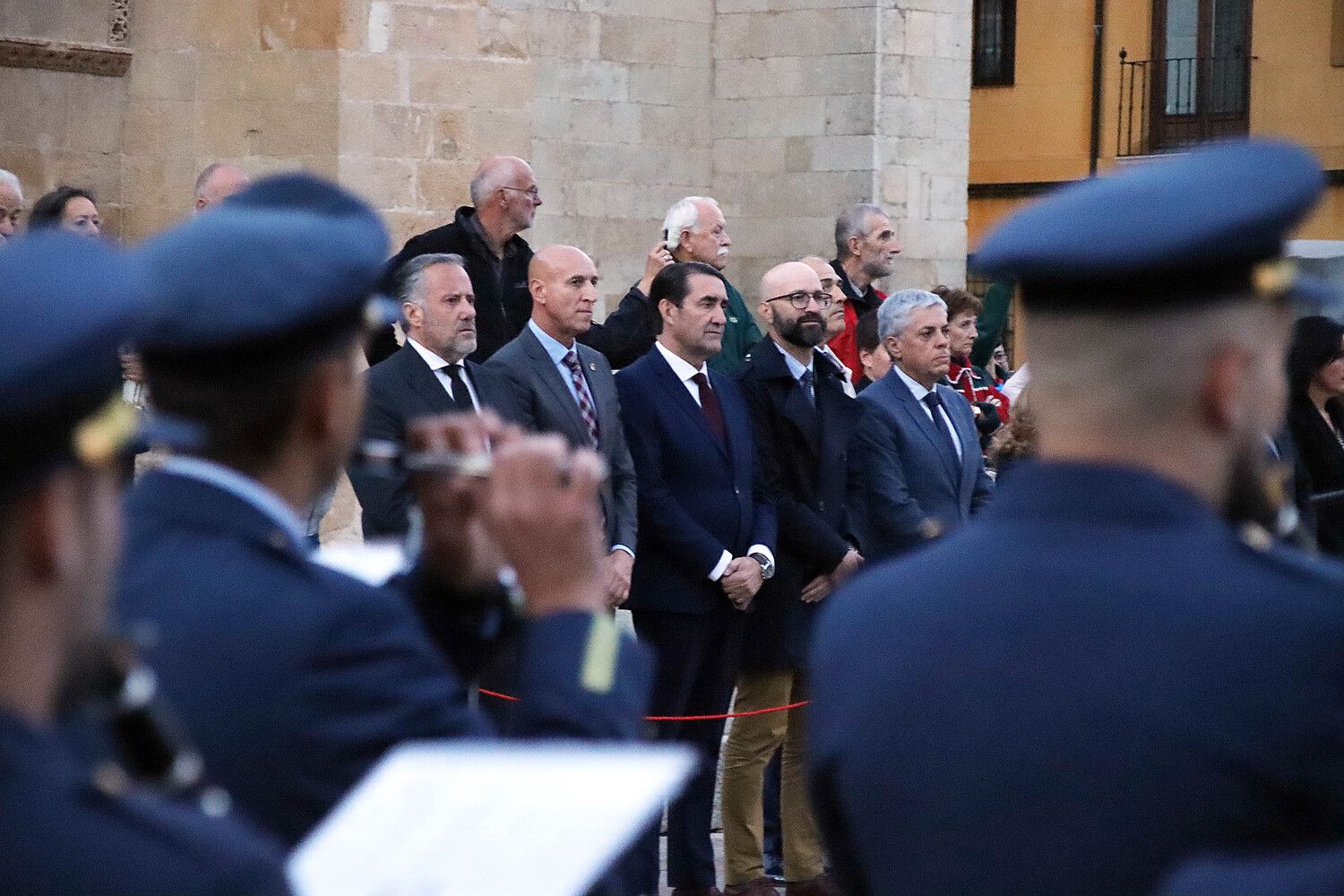  Arriado de bandera y retreta militar en vísperas del Día de la Fiesta Nacional