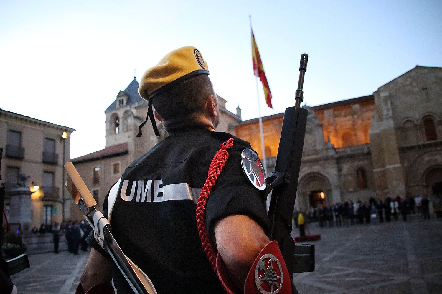 Arriado de bandera y retreta militar en vísperas del Día de la Fiesta Nacional