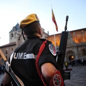 Arriado de bandera y retreta militar en vísperas del Día de la Fiesta Nacional
