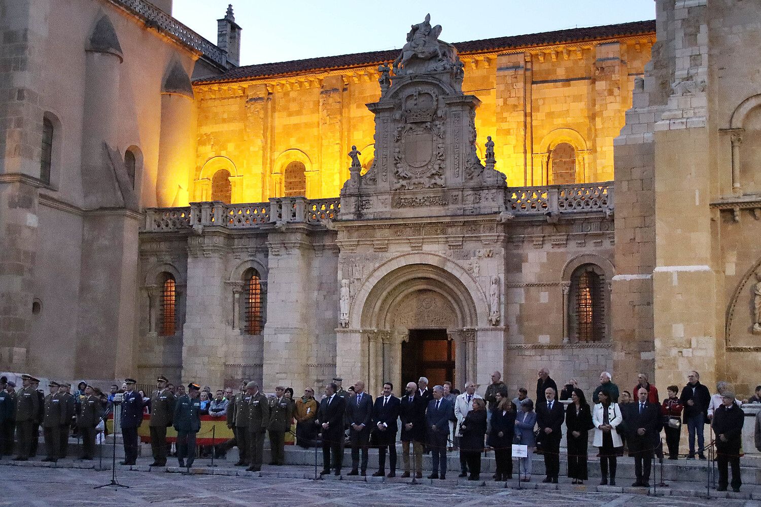 Arriado de bandera y retreta militar en vísperas del Día de la Fiesta Nacional