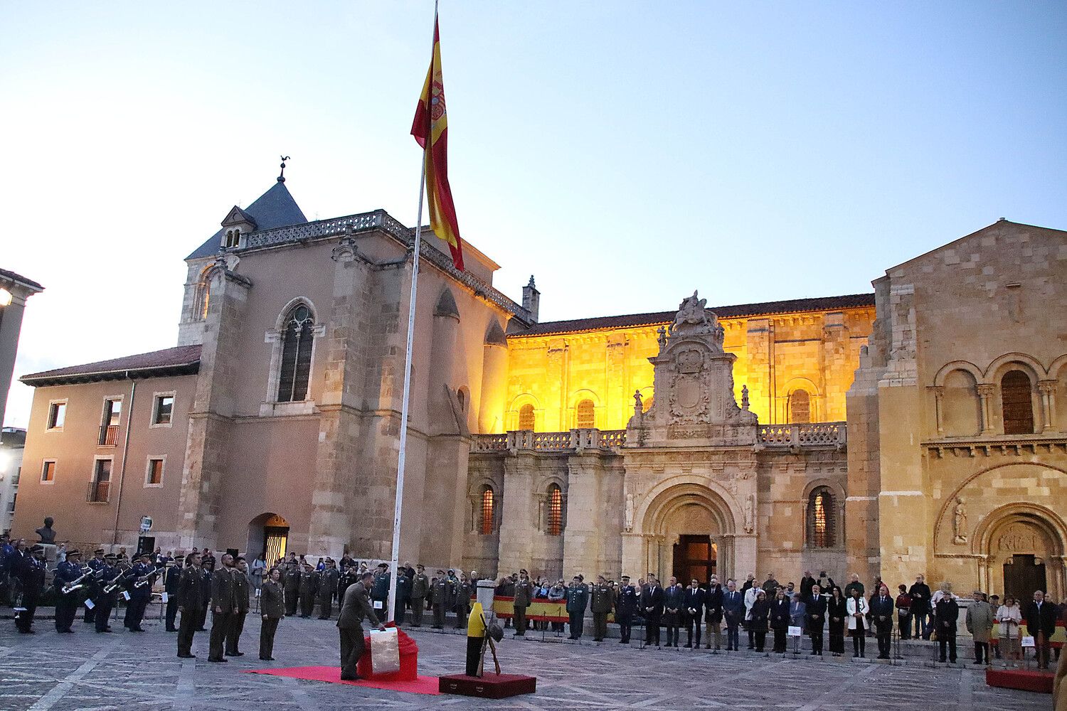 Arriado de bandera y retreta militar en vísperas del Día de la Fiesta Nacional