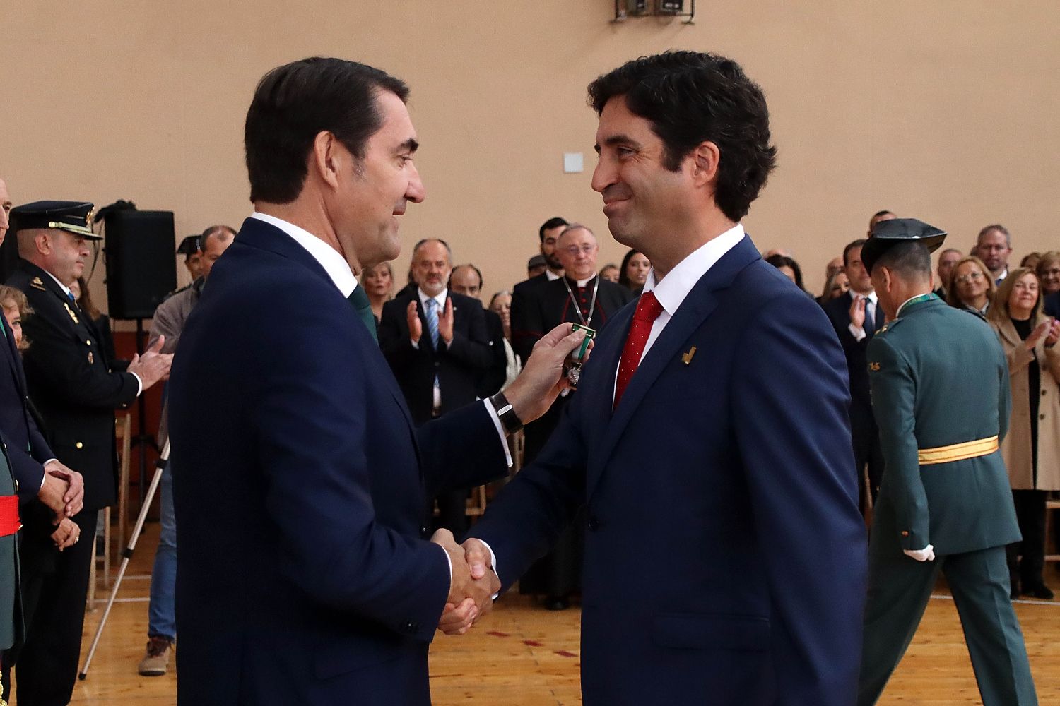 El director del Aeropuerto de León recibe la Cruz con distintivo blanco de la Orden del Mérito de la Guardia Civil