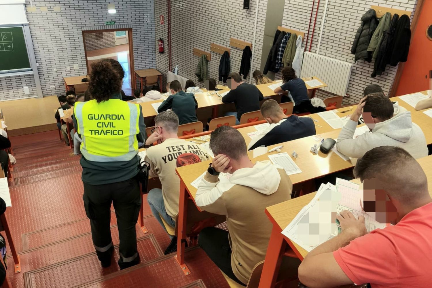 Cerca de 350 aspirantes a la Guardia Civil se examinan este domingo en León, tras la suspensión de las pruebas en septiembre.