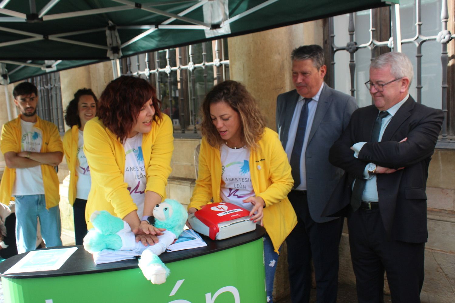 Inmaculada Fernandez (I), junto a sus compañeros de servicio y el concejal de Desarrollo Urbano y Servicio de Patrimonio, Luis Miguel García Copete (C) y el gerente del Hospital de León, Alfonso Rodriguez-Hevia (D)