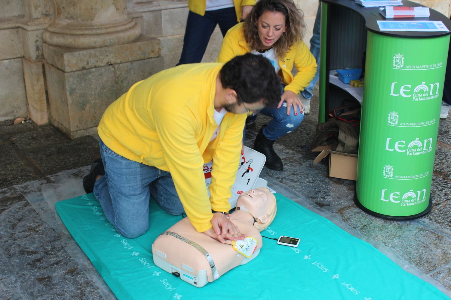 Solo el 30% de las paradas cardiorrespiratorias en la calle son reanimadas por los testigos