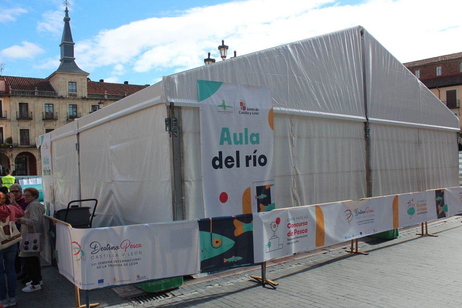 Instalaciones de Aula del río de la LVI Semana Internacional de la Trucha en la Plaza Mayor de León