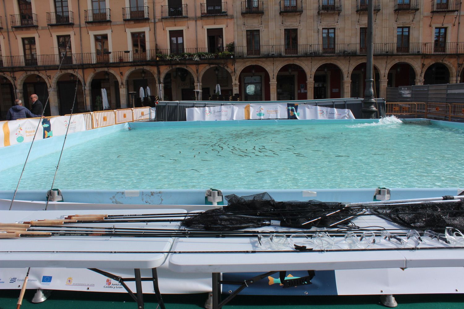 Instalaciones de Aula del río de la LVI Semana Internacional de la Trucha en la Plaza Mayor de León