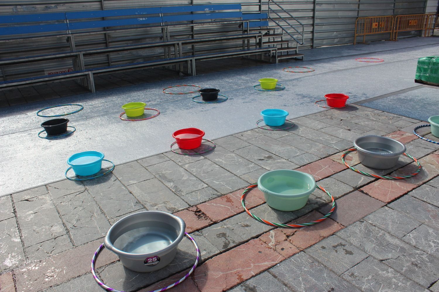 Instalaciones de Aula del río de la LVI Semana Internacional de la Trucha en la Plaza Mayor de León