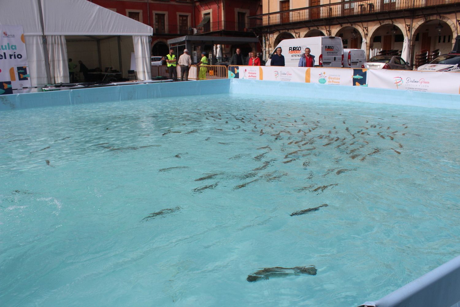 Instalaciones de Aula del río de la LVI Semana Internacional de la Trucha en la Plaza Mayor de León