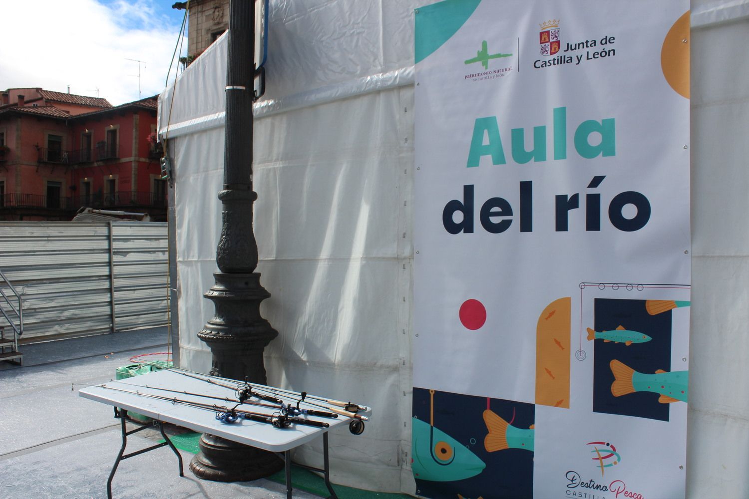 Instalaciones de Aula del río de la LVI Semana Internacional de la Trucha en la Plaza Mayor de León