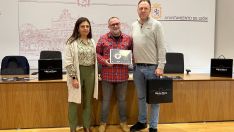 Hector García, que representará León en el Campeonato de España de tapas, recogiendo el premio de Ruta de la Morcilla de León 