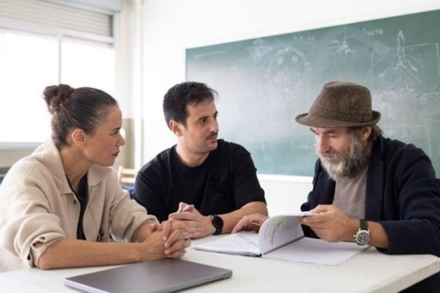 Los actores Patricia López Arnaiz y Antonio de la Torre junto  al director David P Sañudo preparando el rodaje de  "Sacamantecas" |  Foto: David Herranz.