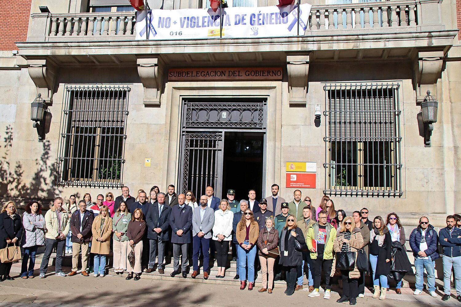 Minuto de silencio convocado en León por el asesinato de una mujer, a manos de su expareja, en Arroyo de Cuéllar (Segovia)