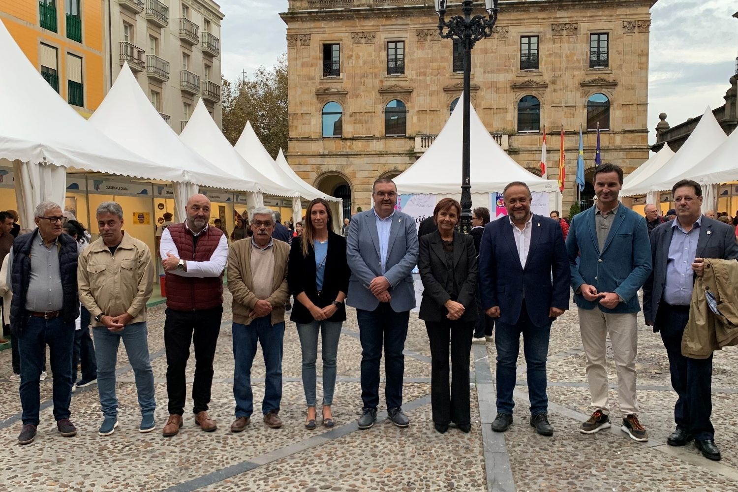 La Feria de los Productos de León abre sus puertas en la Plaza Mayor de  Gijón