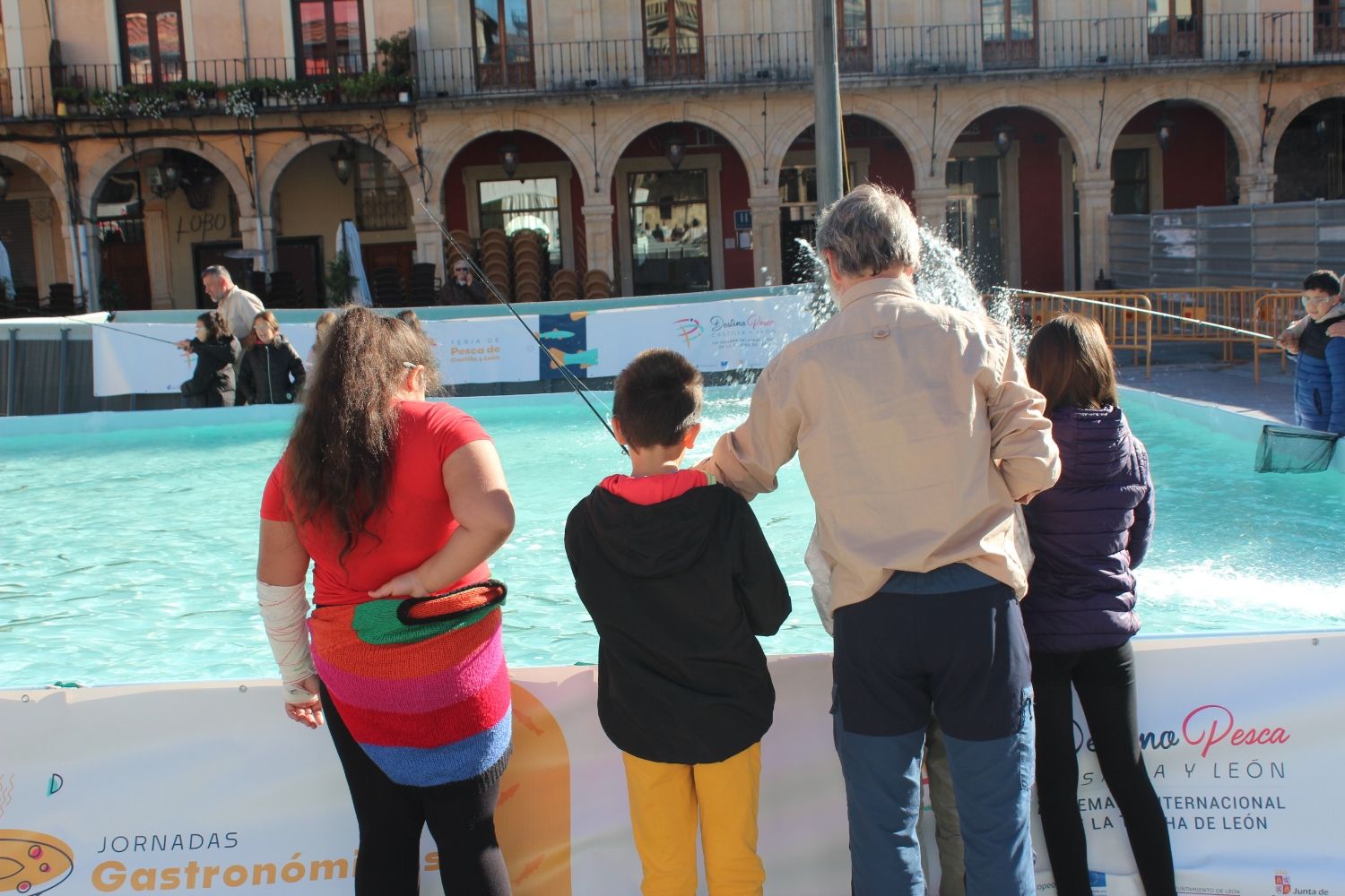 Niños pescando en uno de los lagos artificiales instalados en la Plaza Mayor de León