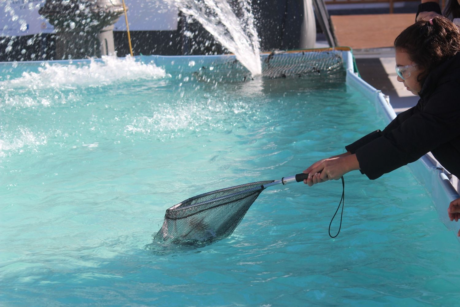 Niños pescando en uno de los lagos artificiales instalados en la Plaza Mayor de León