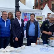 Medio millar de personas participa en la alubiada de la Feria de los Productos de León en Gijón