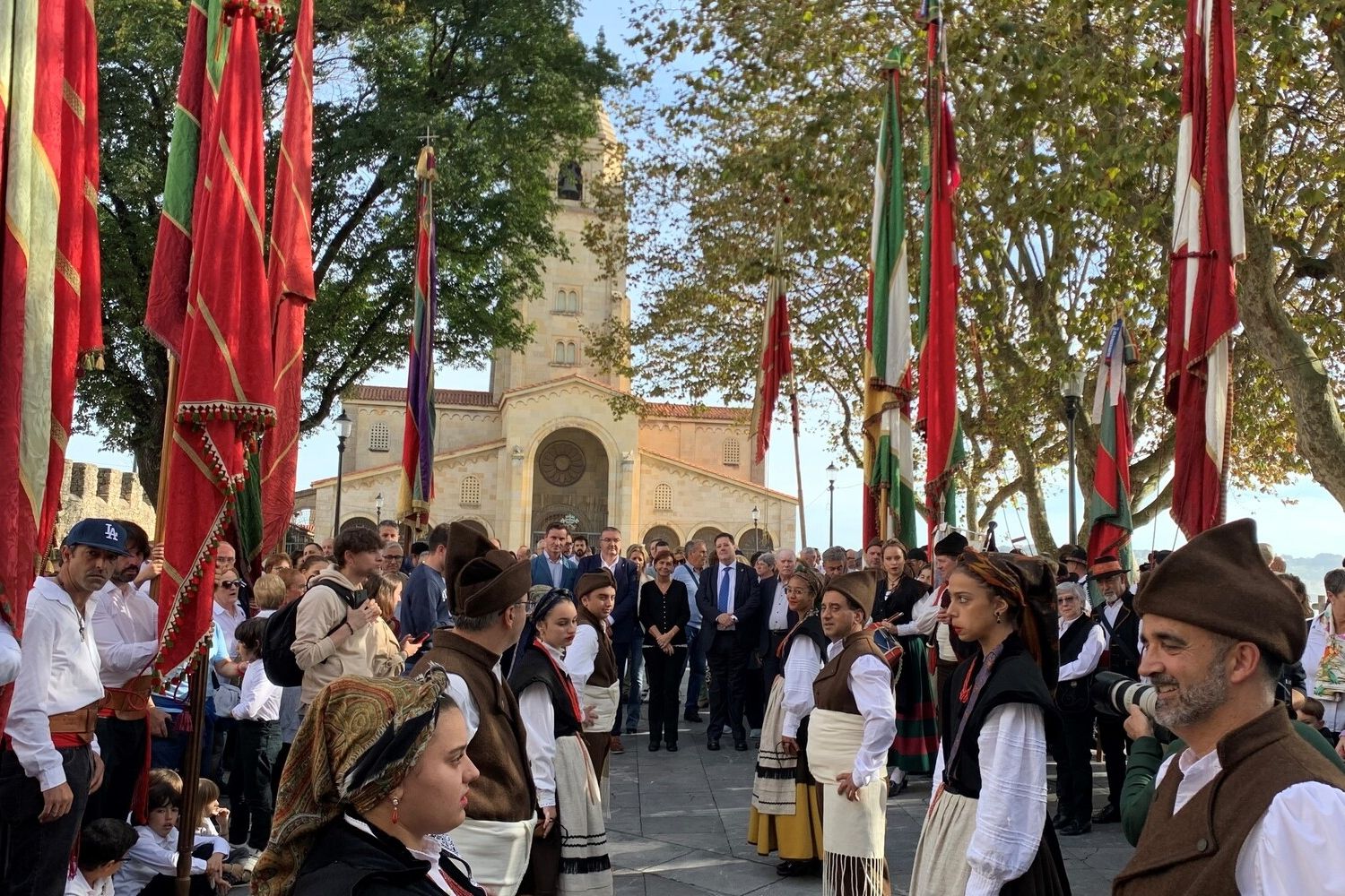 Medio centenar de pendones de 26 localidades leonesas desfilan por las calles de Gijón