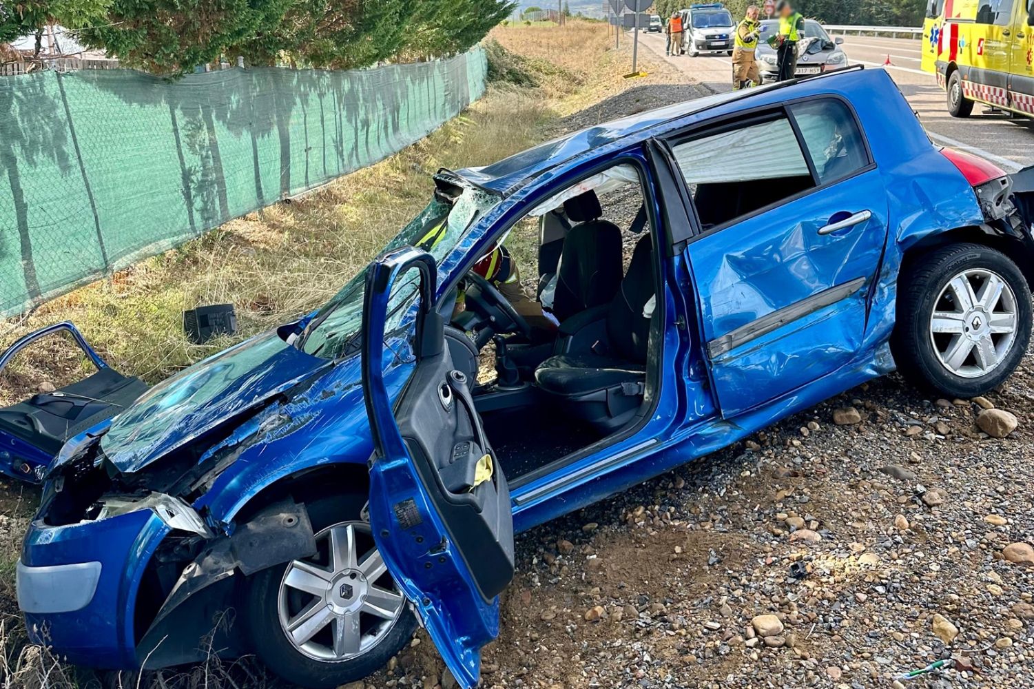 Dos heridos, y atrapados en sus vehículos, tras un accidente en la carretera de Asturias (León)