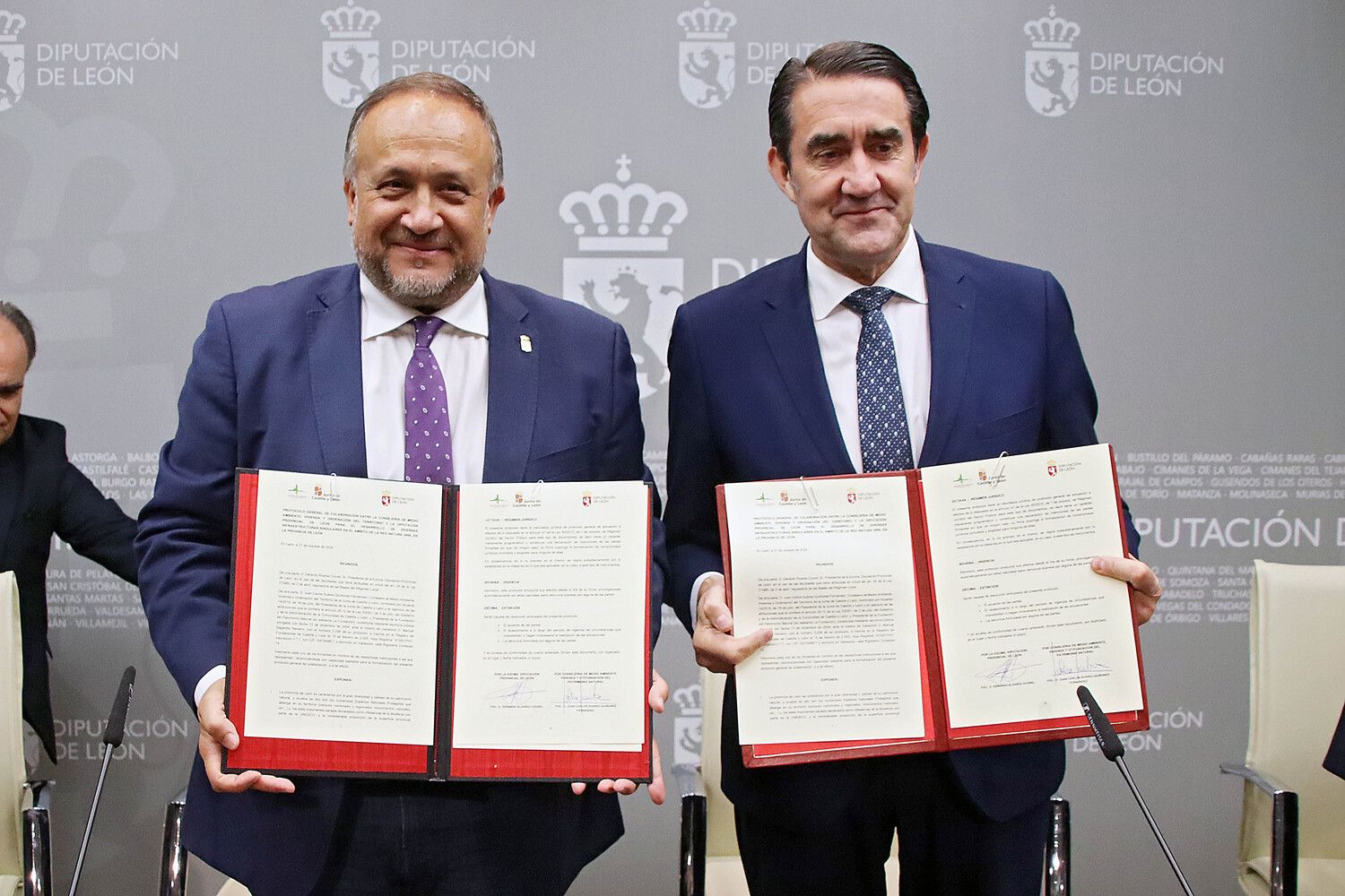 El consejero de Medio Ambiente, Vivienda y Ordenación del Territorio, Juan Carlos Suárez-Quiñones, y el presidente de la Diputación de León, Gerardo Álvarez, firman un protocolo para el desarrollo de infraestructuras singulares en el ámbito de la Red Natura 2000 | Peio García (ICAL)