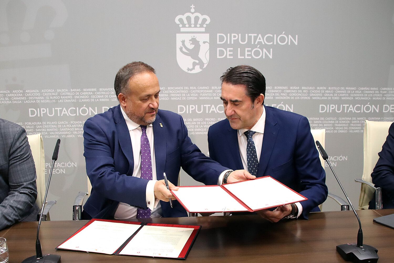 El consejero de Medio Ambiente, Vivienda y Ordenación del Territorio, Juan Carlos Suárez-Quiñones, y el presidente de la Diputación de León, Gerardo Álvarez, firman un protocolo para el desarrollo de infraestructuras singulares en el ámbito de la Red Natura 2000 | Peio García (ICAL)