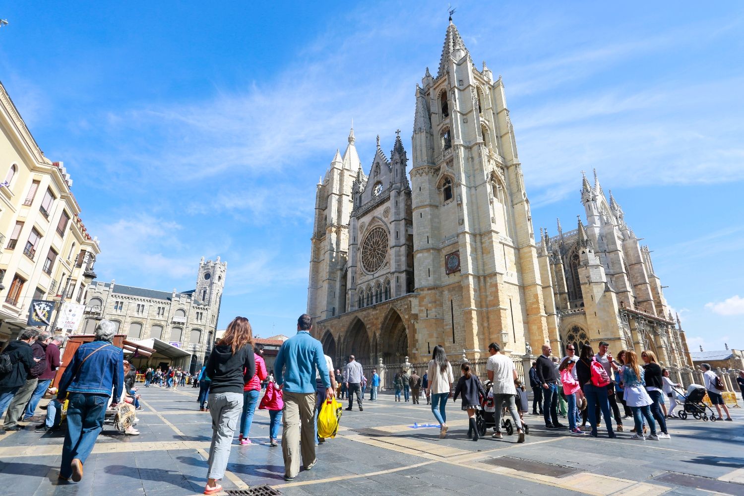 turistas catedral leon