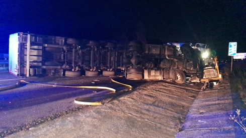 Imagen de archivo del vuelco de un camión en León