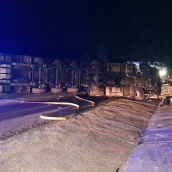 Imagen de archivo del vuelco de un camión en León Imagen de archivo del vuelco de un camión en León