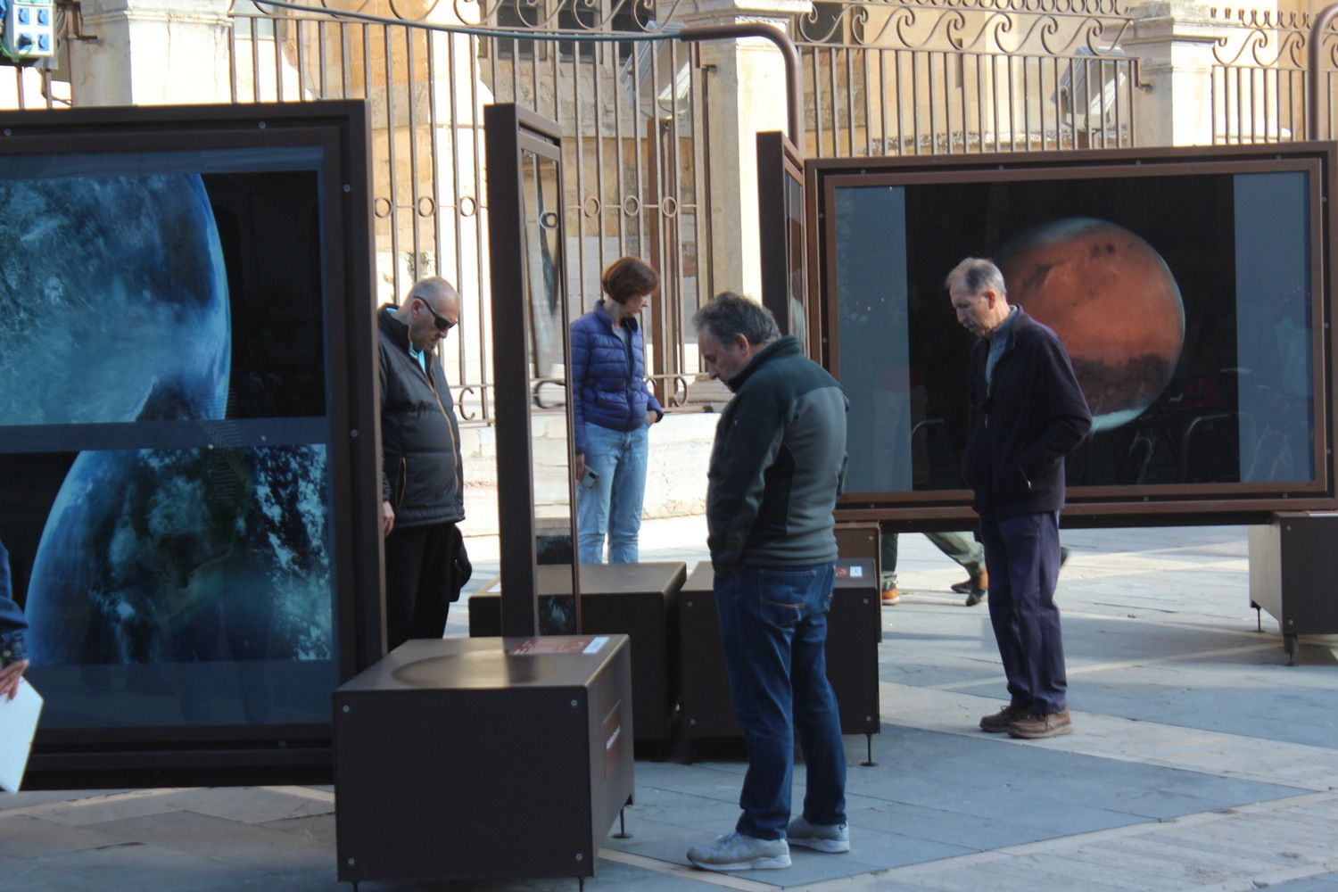 Leoneses disfrutando de la exposición 'Otros mundos'